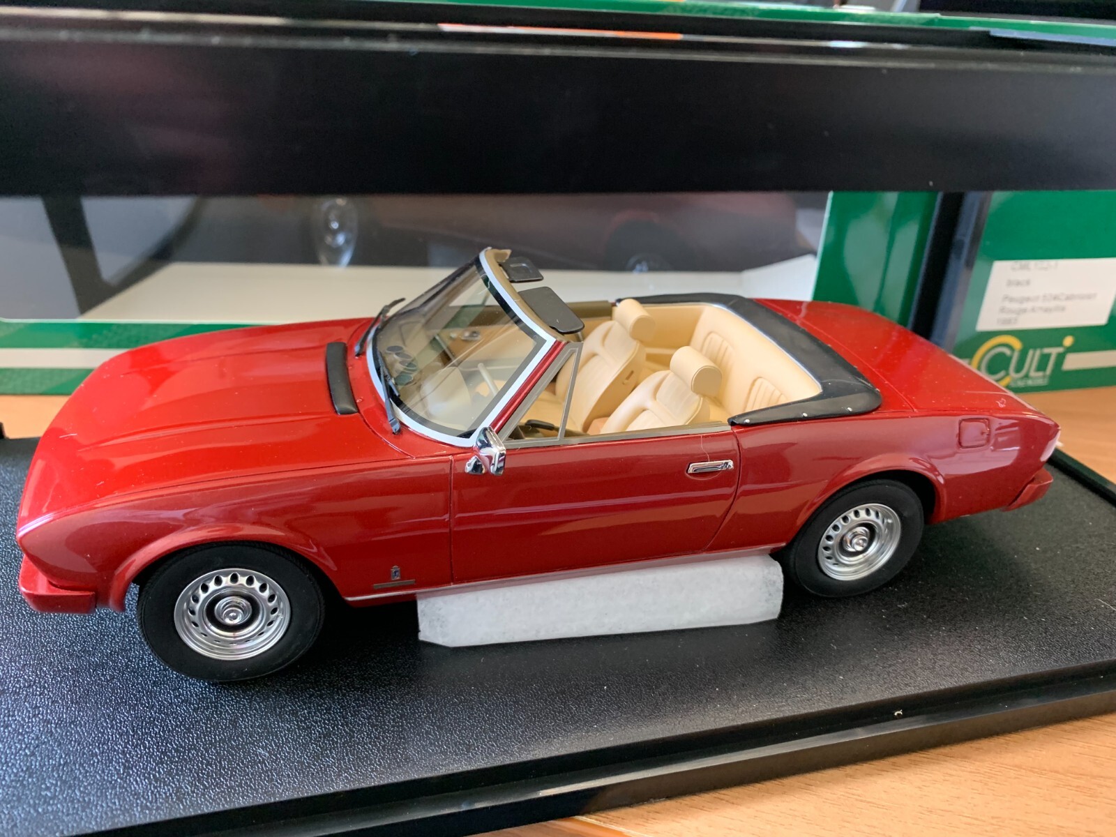 Peugeot 504 cabriolet 1983 idée cadeau miniature 1/18 Cult Models rouge pour collectionneur