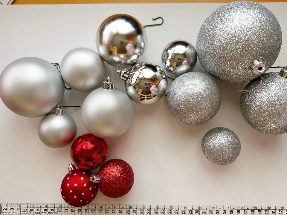 33 Palline di Natale rosse, argento, pois, glitter - Immagine 2 di 4