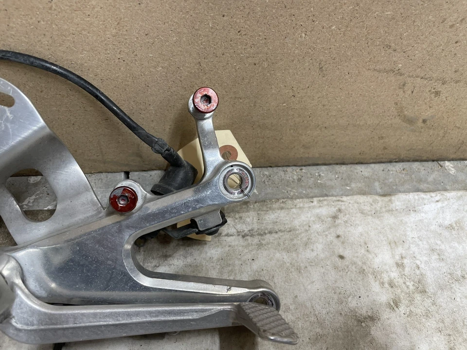 03-05 06-09 R6S 2005 Yamaha YZF R6 Juego trasero derecho soporte de freno clavija de pie Foto 3 de 4