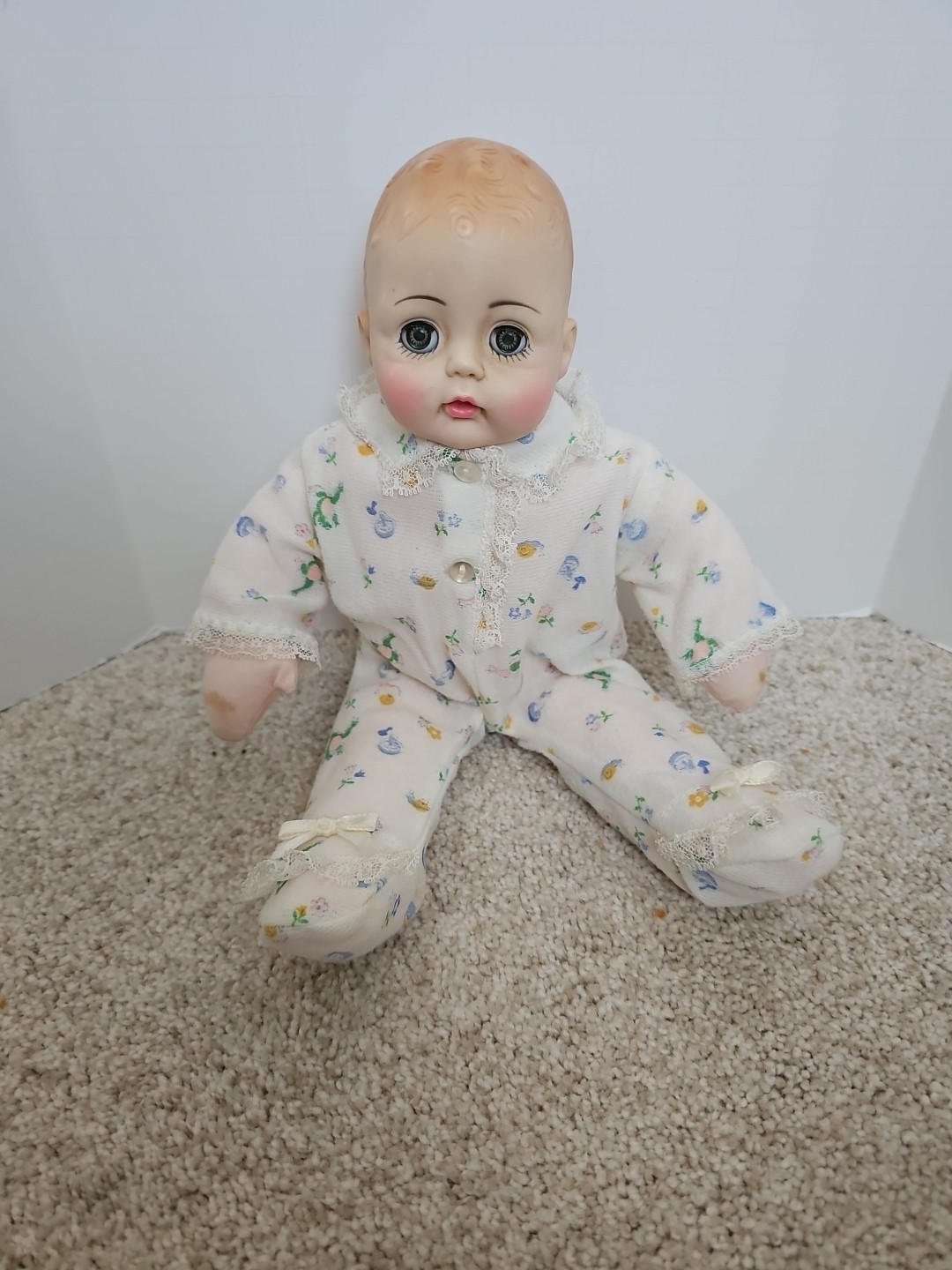 1977 Madame Alexander - Little Huggums, #4810 Cloth Body Bab