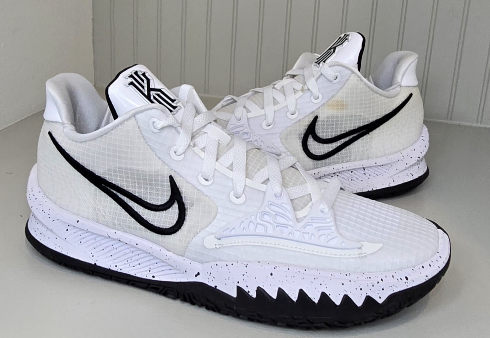 New Nike Kyrie Low 4 TB White  Basketball Shoes DM5041-100 Men's Size 11.