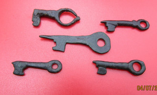 COLLECTION OF 5 VERY NICE GENUINE MEDIEVAL BRONZE CASKET KEYS DETECTING