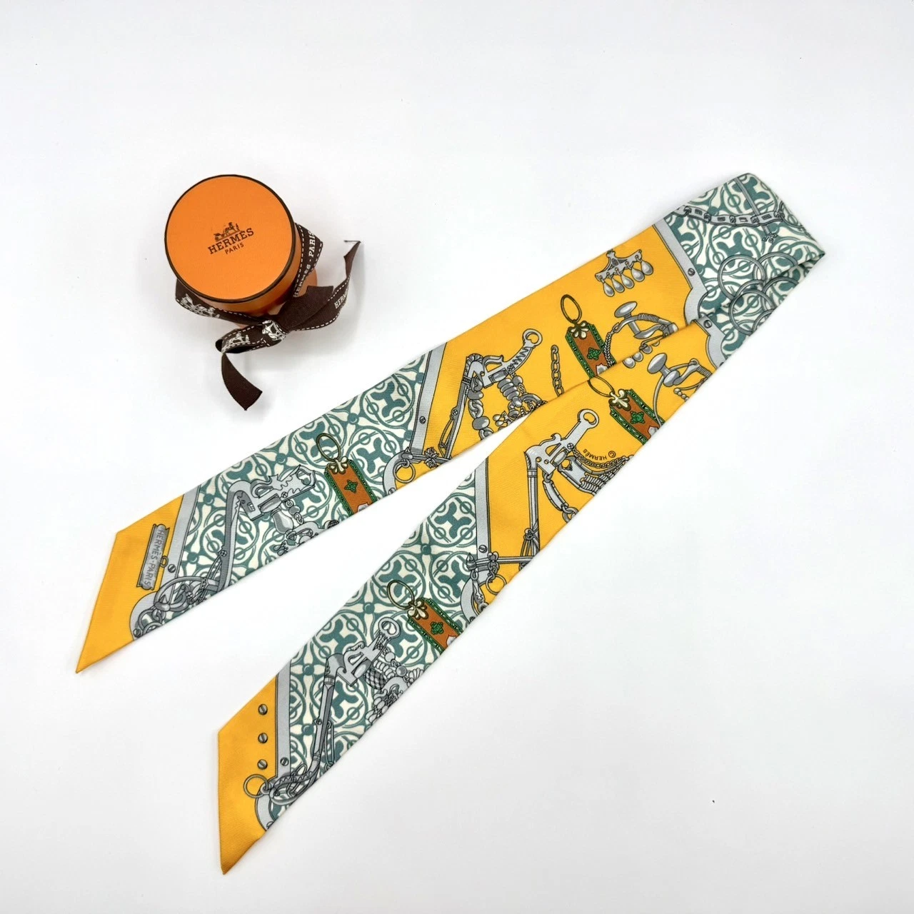 HERMÈS Sciarpa Hermes Twilly cavallo e catena seta multicolore arancione verde usata