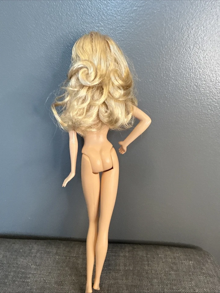 PRECIOSA MUÑECA MUSA modelo cabello rubio desnudo Barbie de vacaciones 2011 Foto 3 de 4