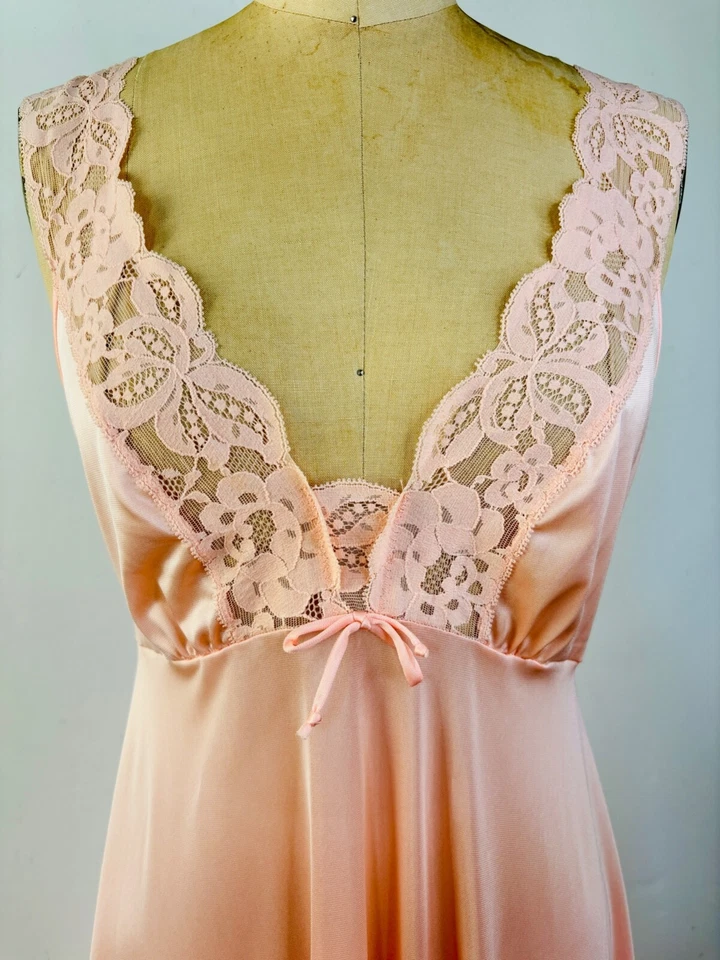 NOVA CAMISOLA OLGA PÊSSEGO VARREDURA TOTAL 9638 E ROUPÃO PEIGNOIR 9736 RENDA GOLA V*M - Imagem 3 de 4