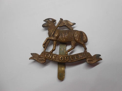 THE QUEENS    genuine real service issue ww1   Cap Badge