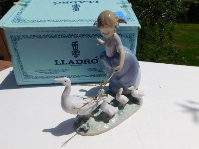 Lladro GIRL WITH DUCKS Figurine 5503