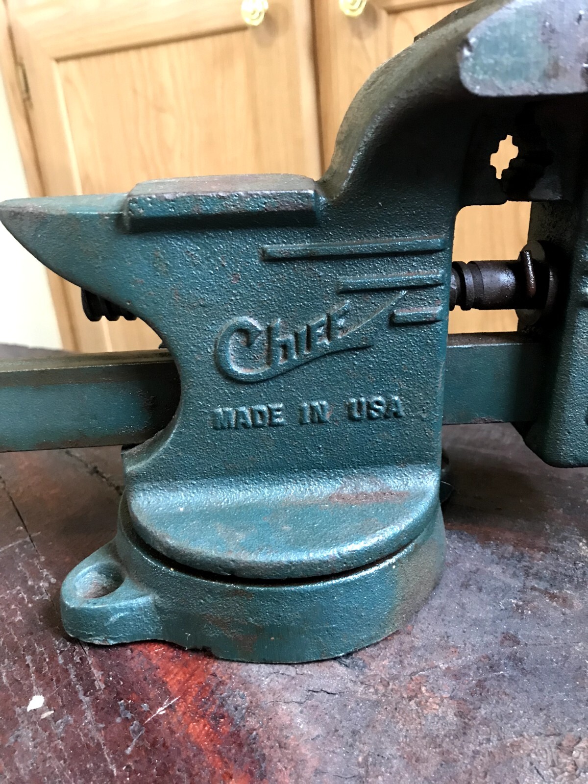 Vintage Chief L4 4” Bench Vise w/ Pipe Jaws & Anvil Swivel Base USA