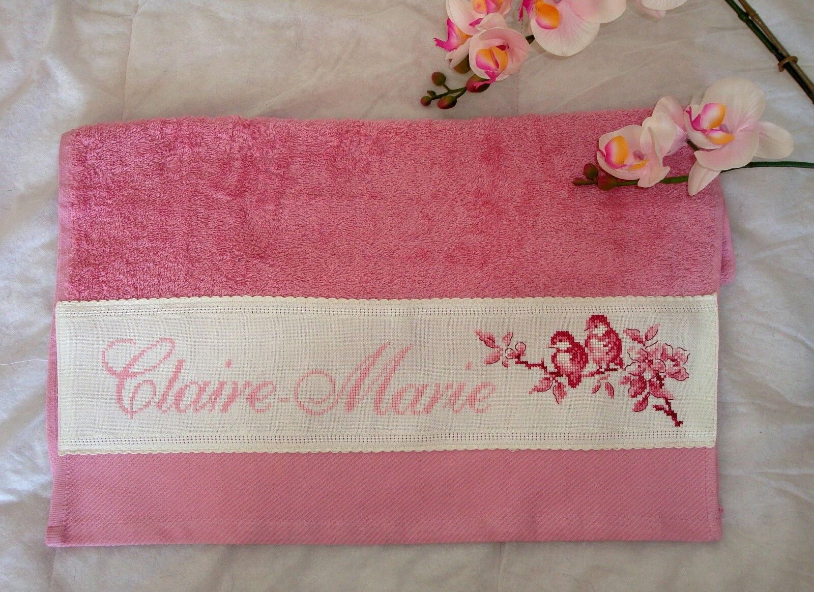 Serviette de toilette oiseaux Digoin rose pâle avec prénom brodé drap éponge vintage pour salle de bain