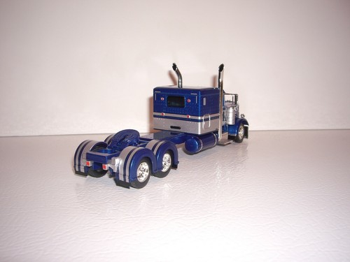 DCP FIRST GEAR 1/64 BLUE AND SILVER PETERBILT 389 WITH 63'' FLATTOP SLEEPER - Picture 3 of 4