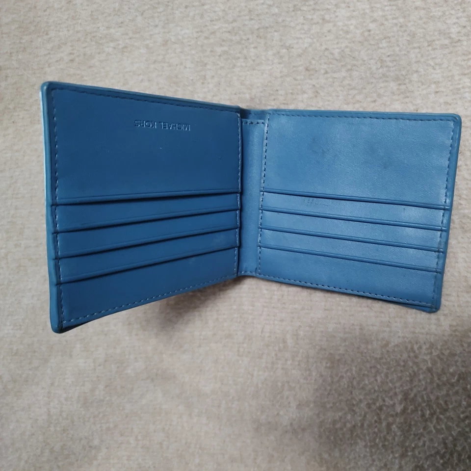 МУЖСКОЙ БУМАЖНИК MICHAEL KORS ТЕМНО-СИНИЙ С СИНИМИ АКЦЕНТАМИ БУМАЖНИК ИЗ ШАГРЕНЕВОЙ КОЖИ С ЛОГОТИПОМ - Изображение 3 из 4