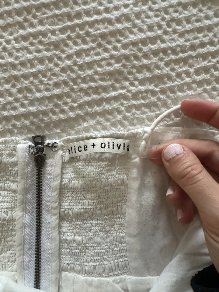 Alice + Olivia 白色孔眼迷你连衣裙无袖 S 码 — 第 4/4 张图片