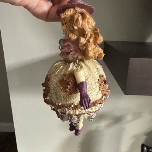 Adorno victoriano vintage de dama/niña con manos y pies colgantes. - Imagen 6 de 20