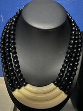 Collana vintage Ugo Correani triplo filo resina nera e crema perline e tubi a forma di U