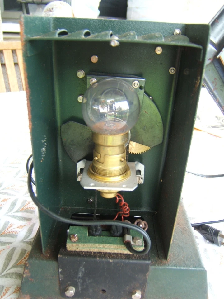 Projecteur LAPIERRE 8mm + 14 films 8mm + 2 catalogues de films de 1961 - Photo 4/4