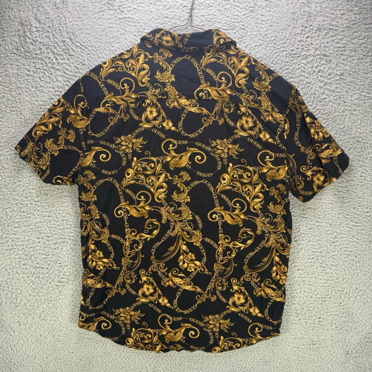 Camisa Guess con botones para hombre mediana negra dorada barroca con estampado de cadena AOP