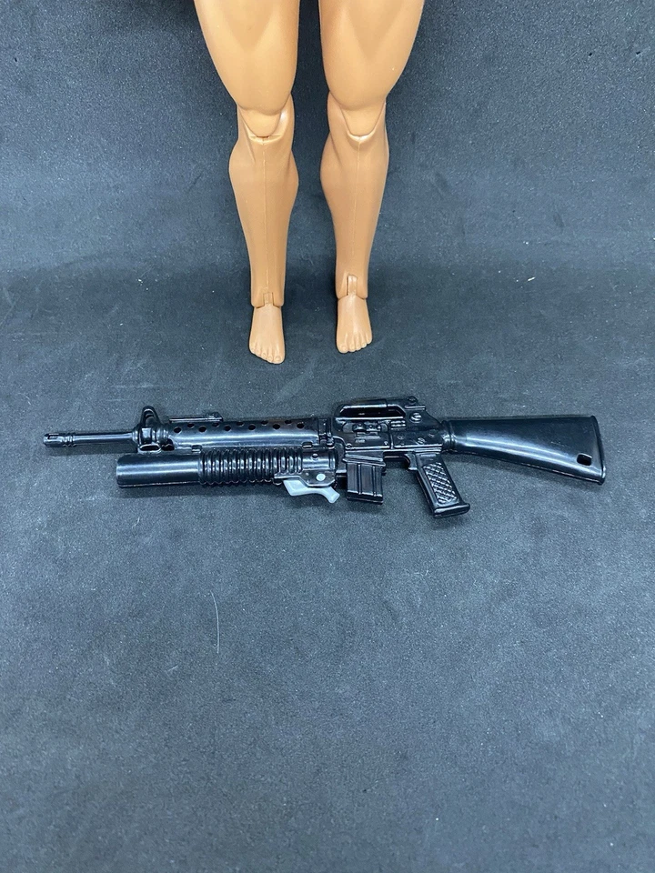 Boneco de ação GI Joe MAX STEEL 12" tatuagem totalmente articulado 1998 Mattel com arma - Imagem 4 de 4