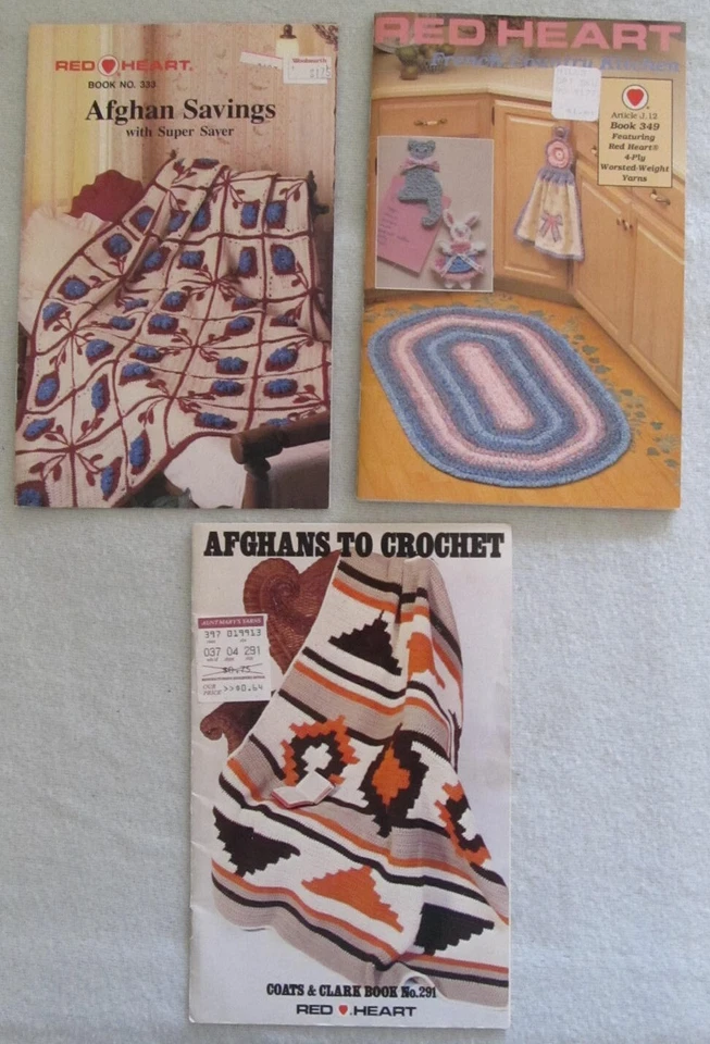 Group of 7 - Red Heart Books / Leaflets on Crocheting & Knitting - Image 3 of 3