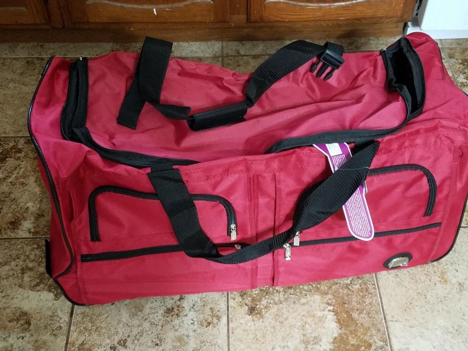 Спортивная сумка на колесиках Rockland 40 дюймов с большими карманами на молнии красная - Изображение 3 из 4