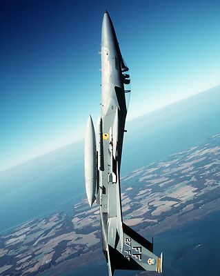 F-15C EAGLE PULLS THROUGH TOP OF A LOOP DURING TRAINING - 8X10 PHOTO (EP-529)