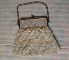 SMALL VINTAGE HANDBAG LACE RUFFLES BODY MEASURES CHAIN HANDL