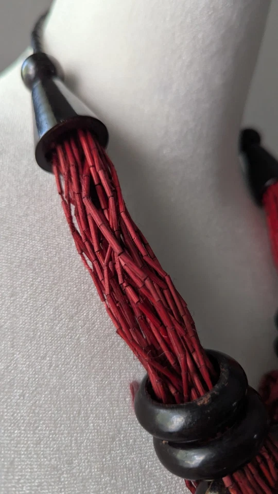 Collar llamativo de cuentas de semillas africanas de varios hilos rojo marrón anillo de madera de colección boho Foto 2 de 4