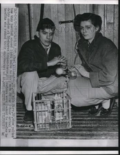 1956 Press Photo Indianapolis Ind Earl Willoughby & wife were locked in a cooler