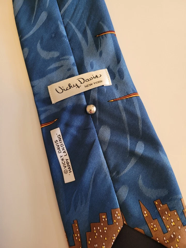 Corbata vintage para hombre Vicky Davis New York Happy Landings 100 % poliéster usada en excelente estado  Foto 3 de 4