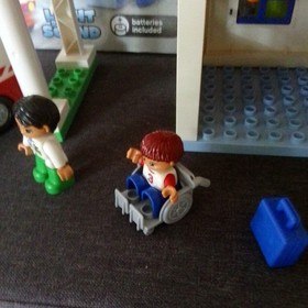 LEGO DUPLO Large City Hospital 5795 111 Pieces Ages 2-5 Medical Vers.