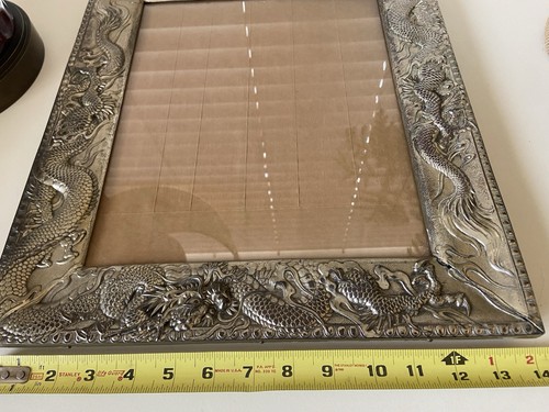 Antiguo HERMOSO Marco de Dragón Chino Asiático de Metal Martillado Soporte con Vidrio Plateado - Imagen 15 de 21