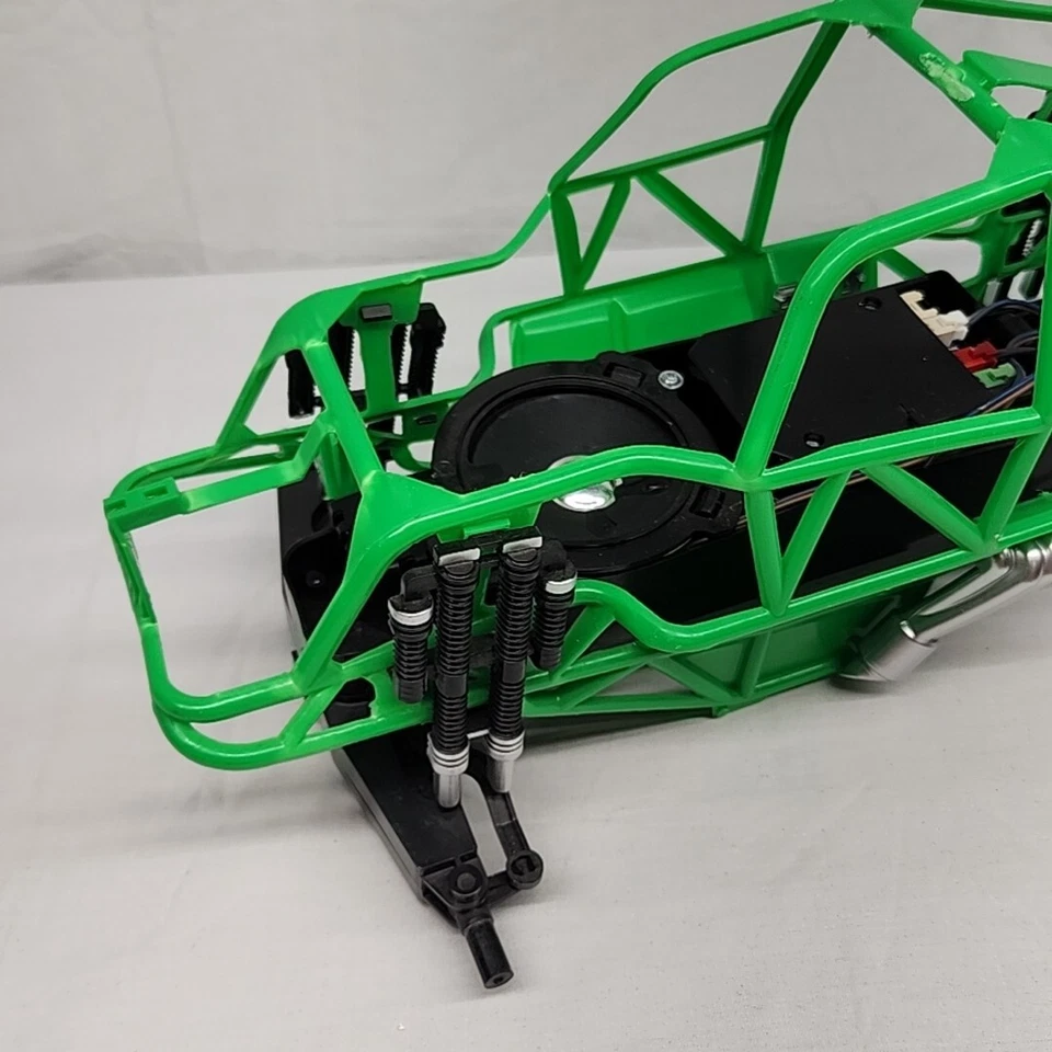 Grave Digger RC 1:15 Body Frame Axle Motor Battery Pack Speaker Only Green - Image 2 of 4
