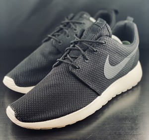 nike roshe one black white