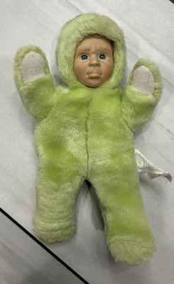 Vinyl Face & Bean gefüllte weinende Baby Puppe '97 in grünem Froschanzug und blonden Haaren