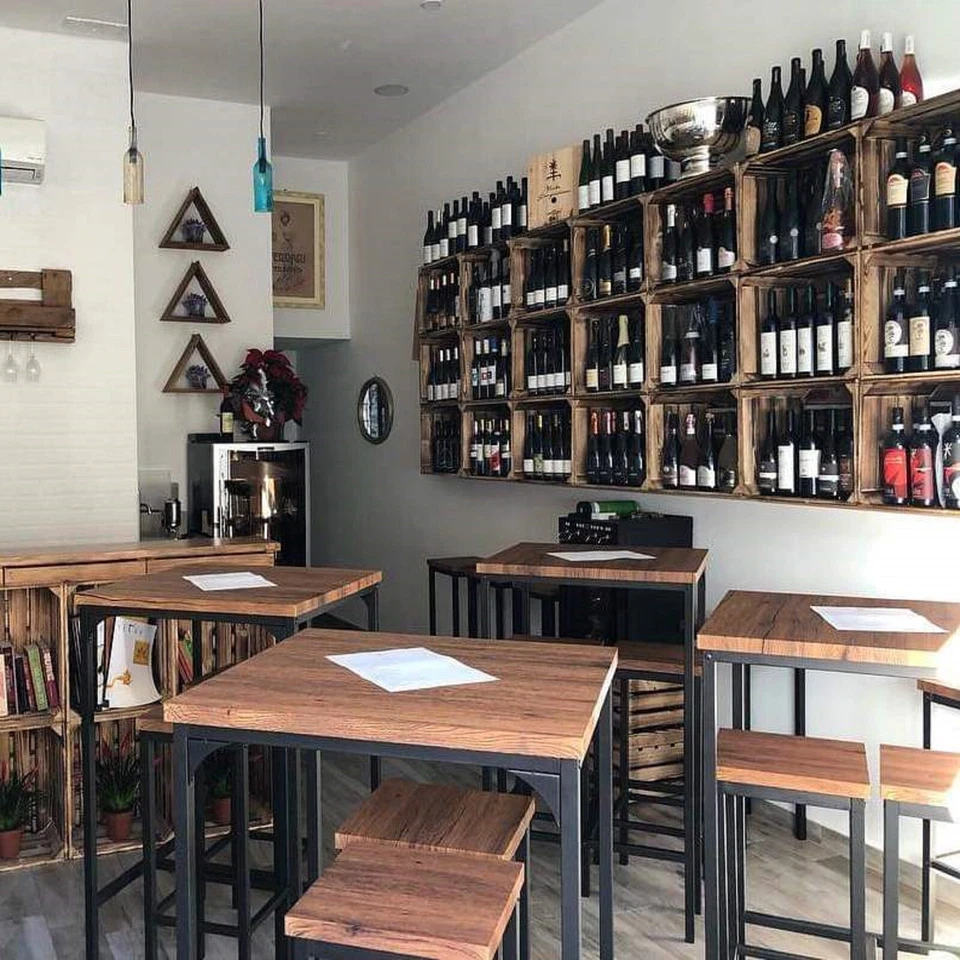 Set Tavolo Bar Quadrato e 4 Sgabelli ROMA Marrone Noce da esterno sotto gazebo - Immagine 2 di 4