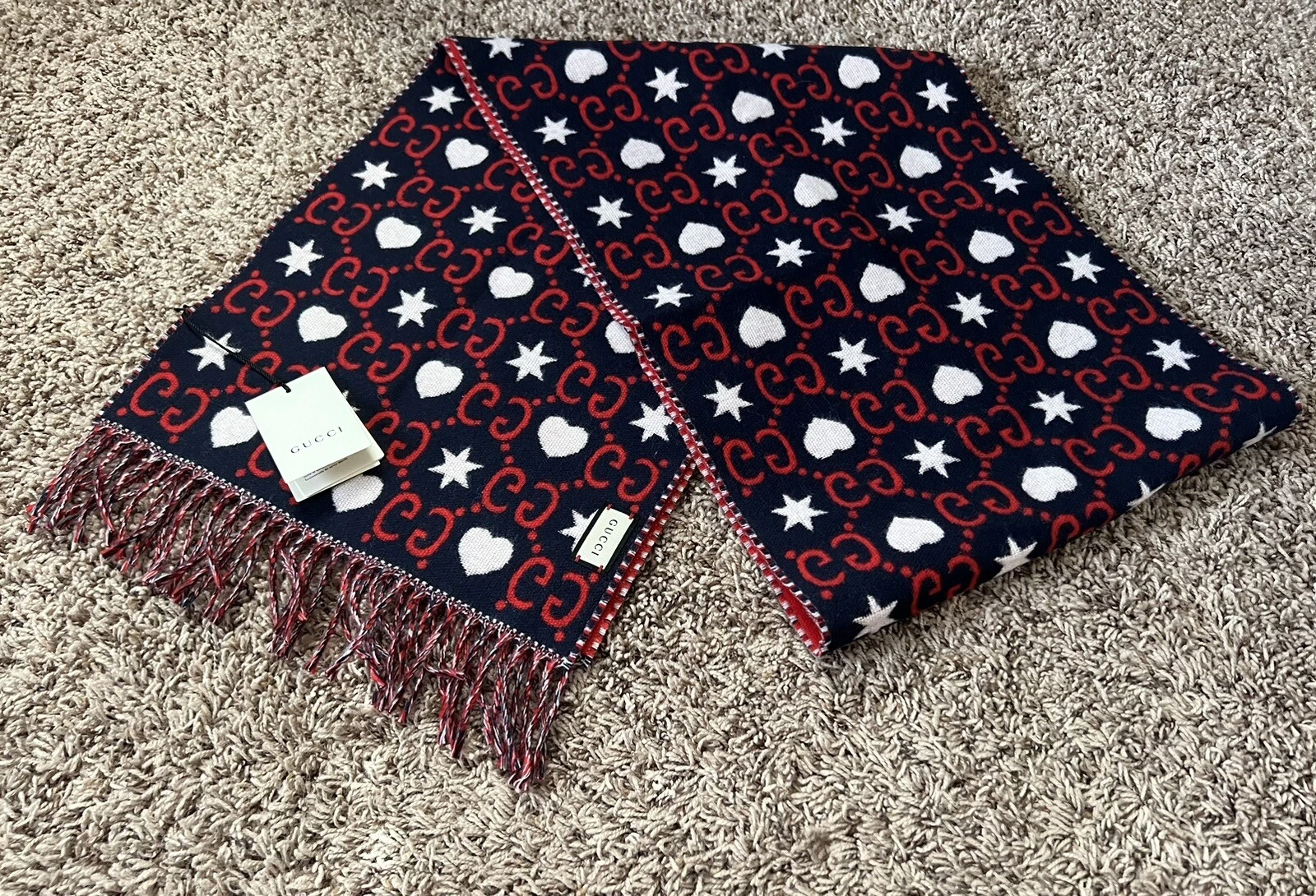 Écharpe en laine monogramme réversible Gucci GG bleu et rouge cœurs et étoiles
