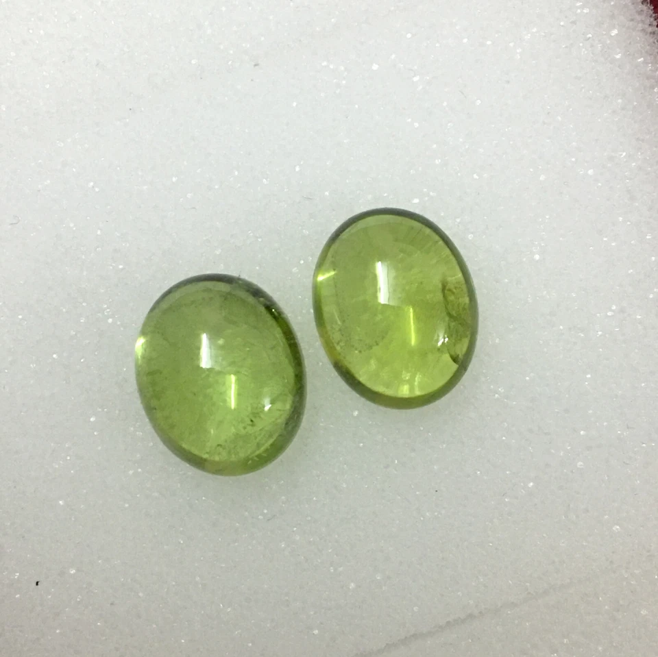 Natural green peridot oval cabochon gemstone pair good color 10.70 carat - Image 3 of 4