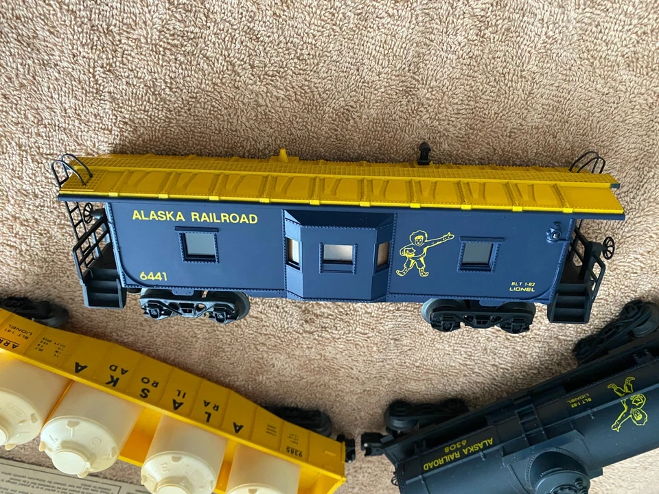 Lionel 6-8154 O Gauge Alaska SW-1 Diesel Switcher +Tanker, Gondola, Caboose - Image 4 of 4