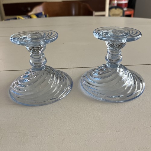 2 Kerzenständer blau Vertiefung Glas gedreht/Optik Wirbel Halter