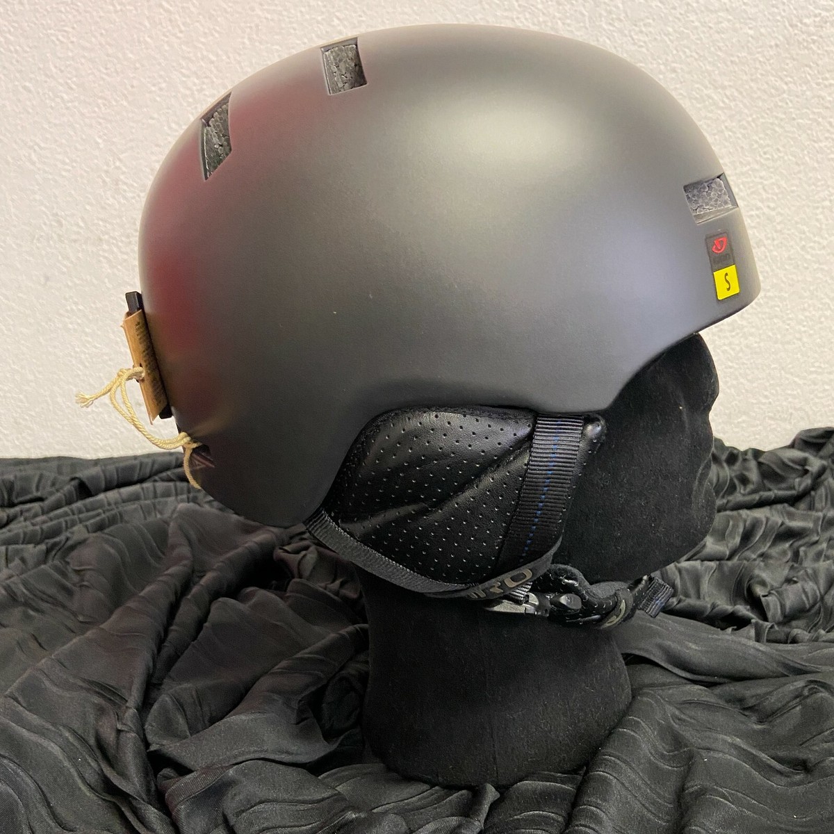 giro snowboard helmet audio Vault (Black) mold construction and Passive Aggressive Venting System creates a modern helmet that focuses on style and is backed up with performance Giro Grid Spherical Mips Helmet