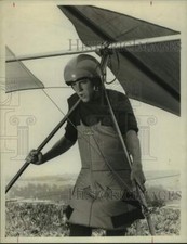 Press Photo Man ready to hang-glide outside - sap44324
