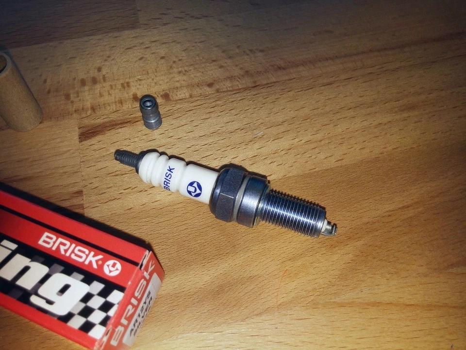 1x bujías de actualización plateadas BRISK YS se adapta a: Honda CBR125R y2004-2016 Foto 3 de 4