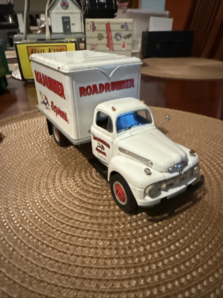 First Gear escala 1:34 réplica fundida a presión de una camioneta Ford F-6 1951 Dry Goods Foto 4 de 4