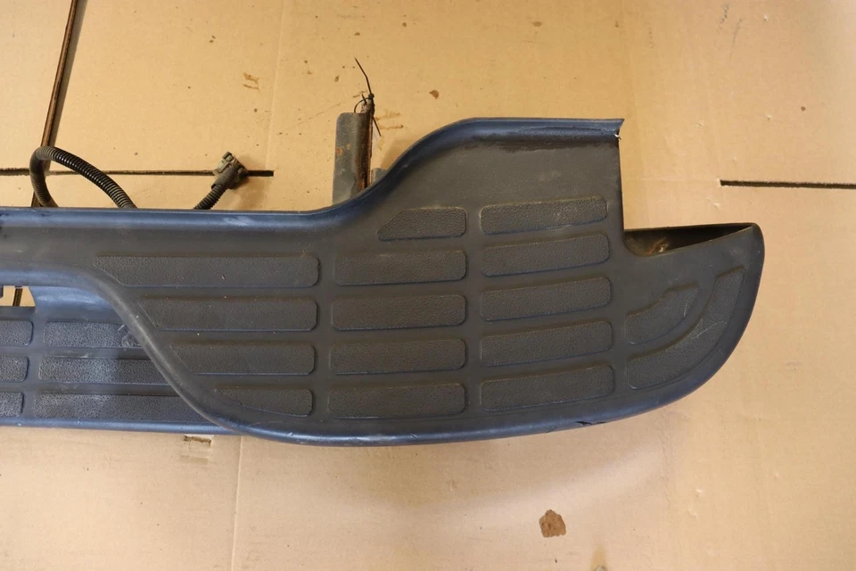 Cubierta de parachoques trasero Chevy Tahoe 2000-2006 placa de paso cromada OEM Foto 2 de 4