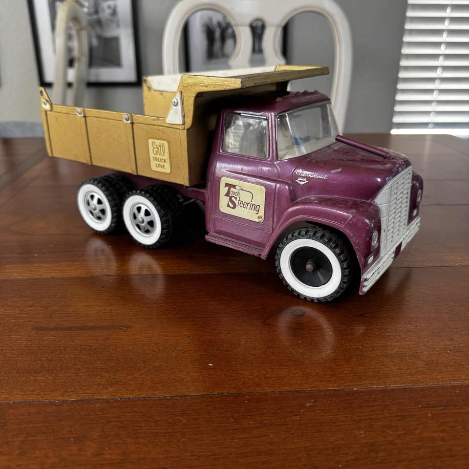 Camión de volteo vintage Ertl International Harvester Loadstar Deluxe, años 60 Foto 3 de 4