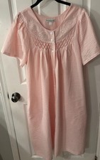 Miss Elaine Size L Pink Seersucker Embroidered Short Sleeve Robe Snap Front EUC