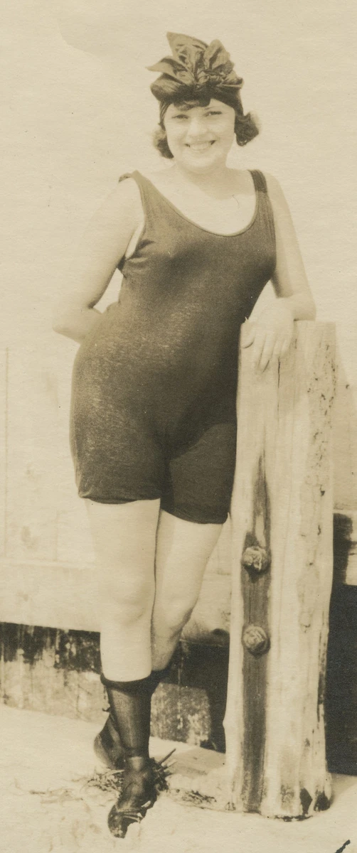 ANTIQUE VINTAGE PRE FLAPPER ERA AMERICAN BATHING BEAUTY BATHING