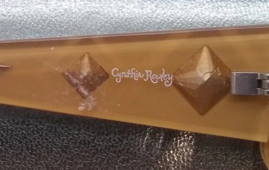 Gafas de sol Cynthia Rowley para mujer negras y castaño rojizo con marco de plástico de pedrería Foto 2 de 4