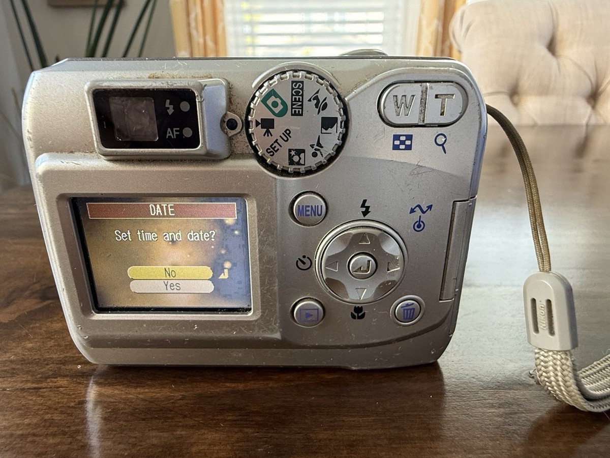 Vintage Nikon COOLPIX 4100 Compact Digital Camera 4MP AA Battery