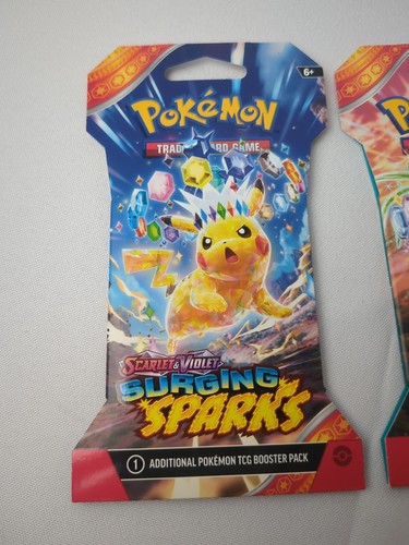 *1* Surging Sparks Sleeved Booster Pack Scarlatto e Viola Carta Pokemon TCG Sigillato - Foto 2 di 4