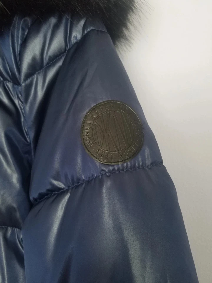 Chaqueta acolchada impermeable con capucha ribete de piel sintética azul marino de alto brillo DKNY CIRE talla S Foto 4 de 4